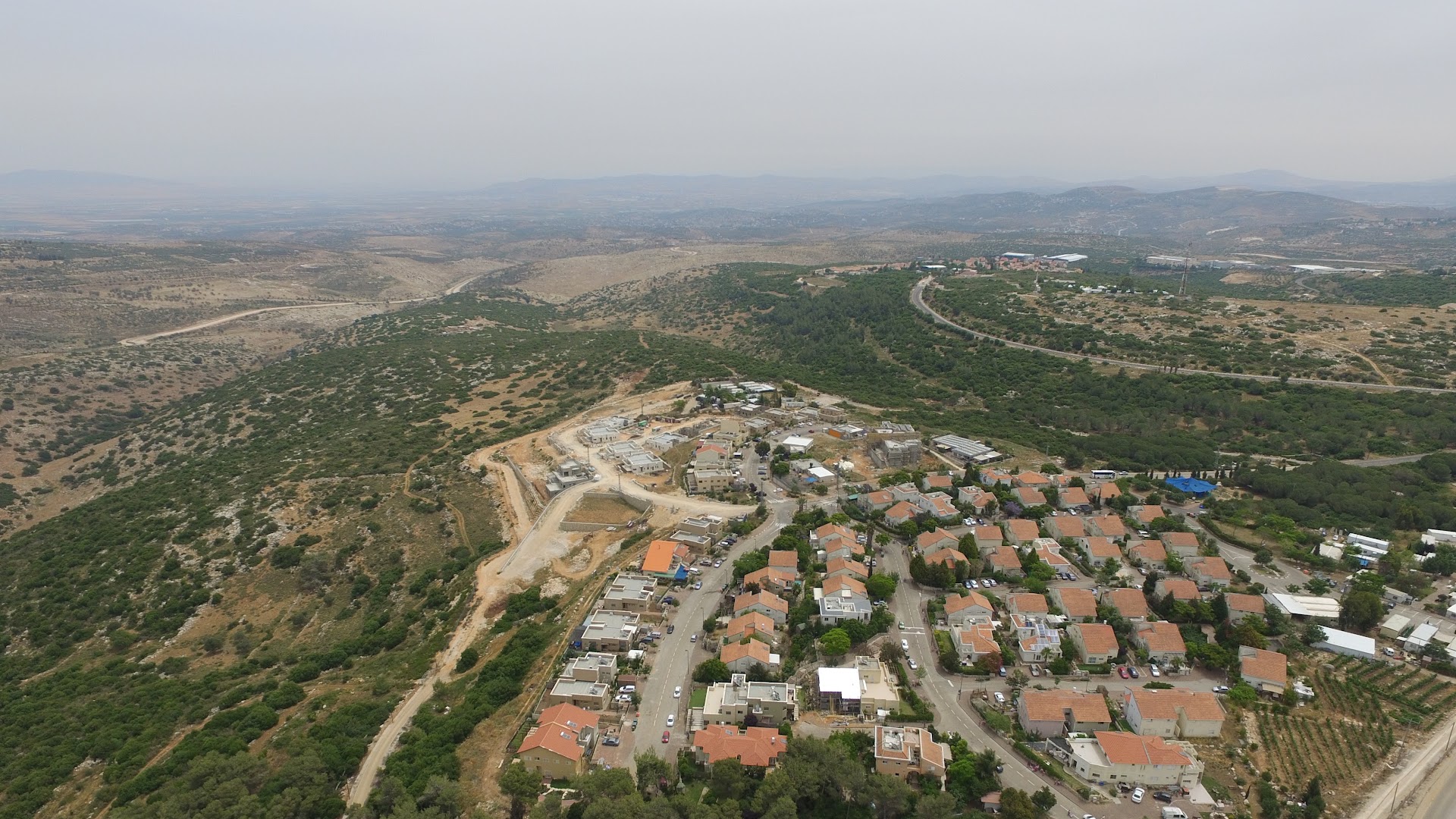 מבט על היישוב טל מנשה מבין הטרסות